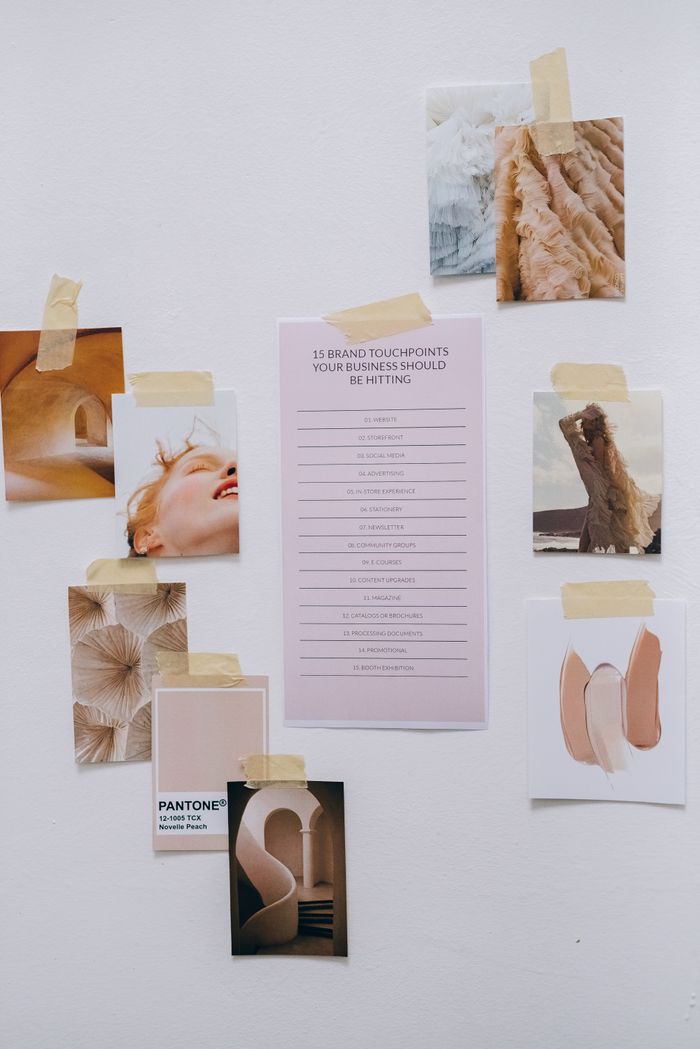 Moodboard esthétique présentant des concepts de stratégie de marque et des éléments de design fixés au mur.